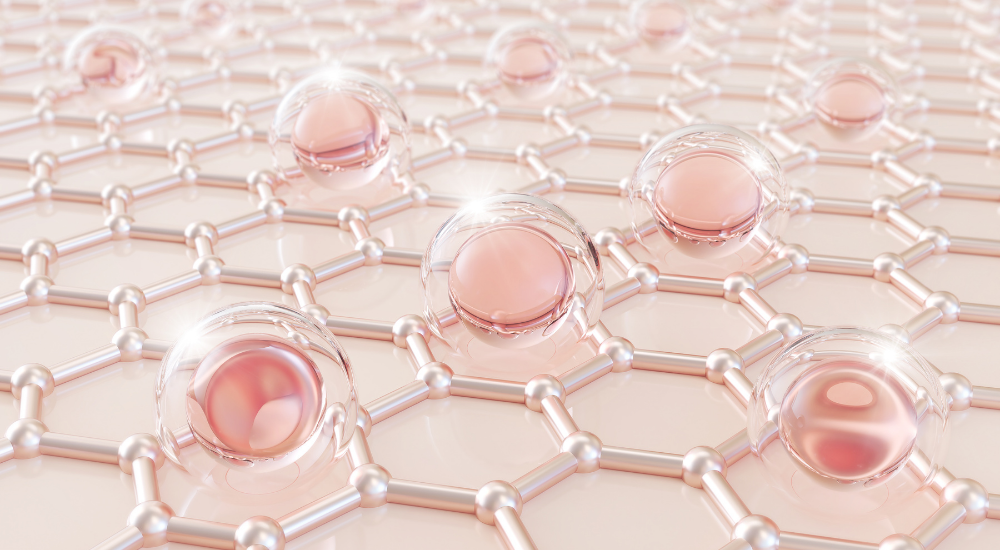 ピンクゴールドの六角形の分子ネットワーク構造の上に、潤った透明な水滴が配置されているミクロの3DCG画像で、【細胞間質・筋膜ネットワーク（コラーゲン線維周辺）】を示し、組織内に水分がしっかりと保持され、肌や結合組織に弾力とハリが保たれている良好な状態を解説している様子。