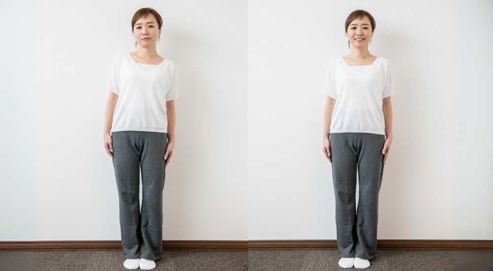 正面から見た姿勢の変化(ビフォーアフター)を比較している状況です。【骨盤】の歪みや【体幹】のバランスが整った様子を表しています。施術前の少し疲れた表情(左)から、施術後はパッと明るい笑顔(右)になり、心身ともにスッキリした喜びが伝わります。